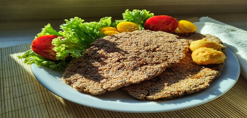 Milanesa de porotos mung, arroz yamaní y espinacas