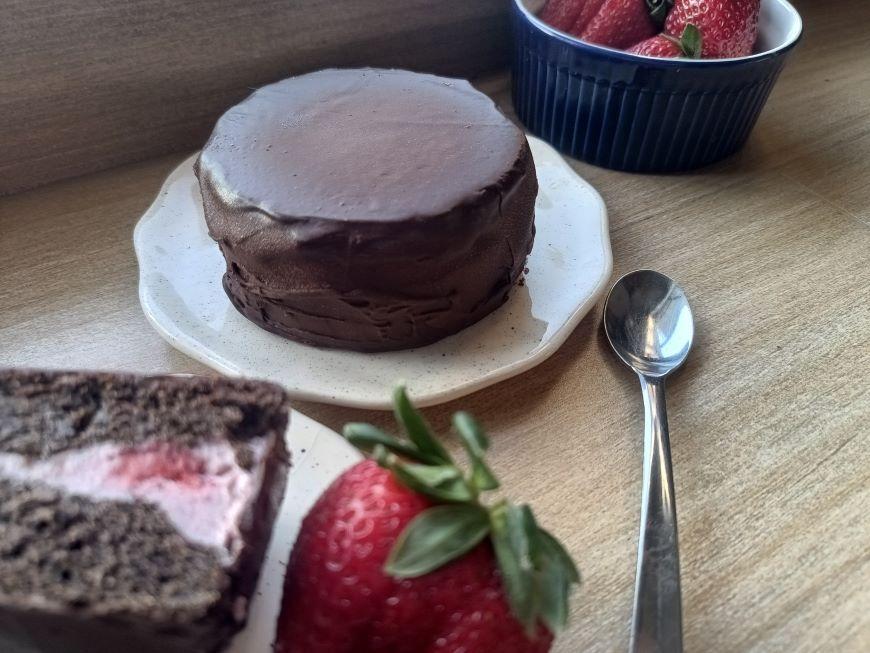 Alfajor-helado-de-chocolate-relleno-con-helado-de-frutillas para veganos, integrales