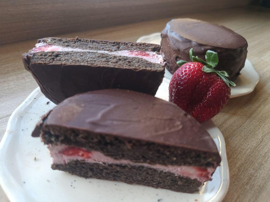 Alfajor-helado-de-chocolate-relleno-con-helado-de-frutillas