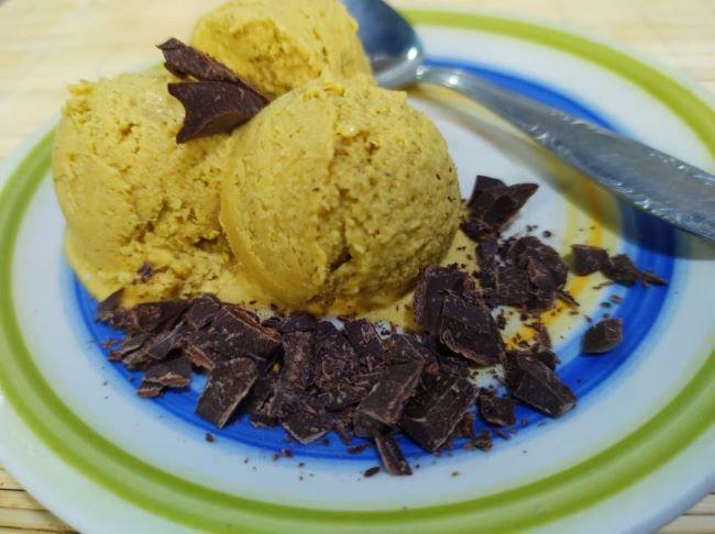 Crema helada de duraznos picantes a la cúrcuma